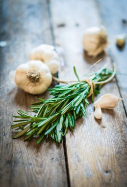 ahşap zemin üzerinde taze sarımsak ile taze biberiye