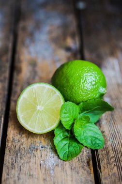 Kireç ve ahşap zemin üzerine nane