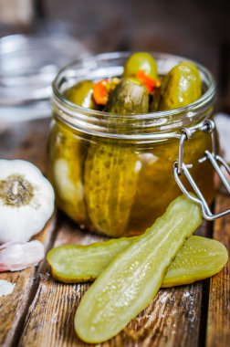 Turşu cam rustik ahşap zemin üzerine sarımsaklı