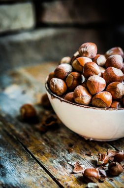 rustik ahşap zemin üzerine fındık