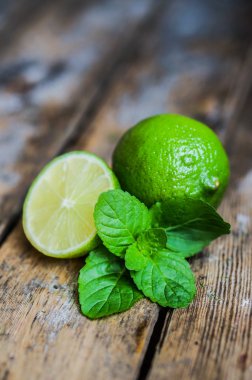 Kireç ve ahşap zemin üzerine nane