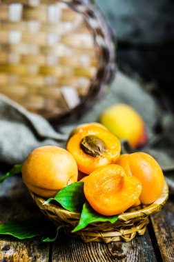 rustik ahşap zemin üzerine kayısı