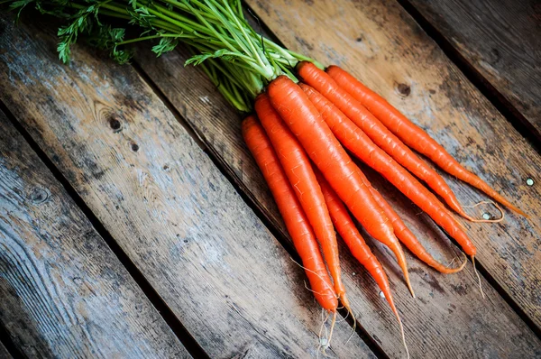 Ферма подняла органическую морковь на деревянном фоне — стоковое фото