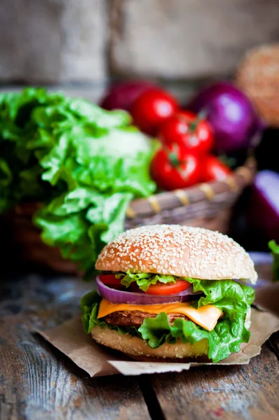 Primer plano de hamburguesas caseras sobre fondo de madera — Foto de Stock