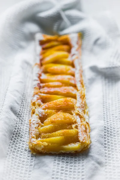 Tarte aux pommes sur fond blanc — Photo