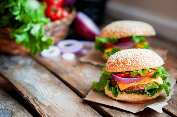 Close-up van huisgemaakte hamburgers op houten achtergrond — Stockfoto