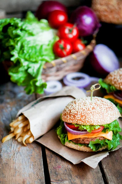 Close-up van huisgemaakte hamburgers op houten achtergrond — Stockfoto