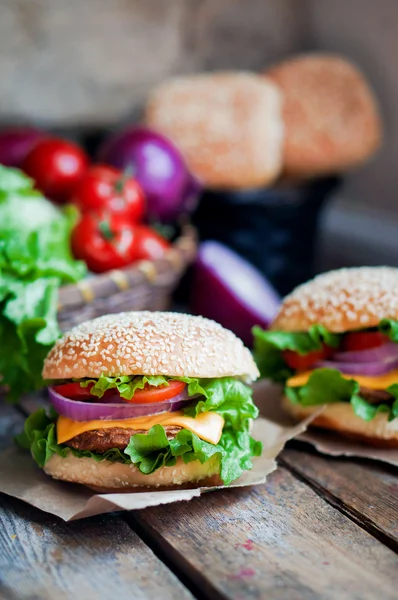 Close-up van huisgemaakte hamburgers op houten achtergrond — Stockfoto