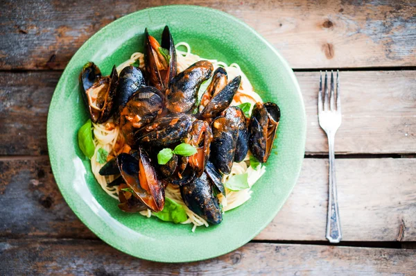 Pasta met mosselen met basilicum — Stockfoto