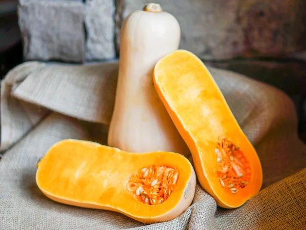 Calabaza de mantequilla sin cocer sobre fondo de madera — Foto de Stock