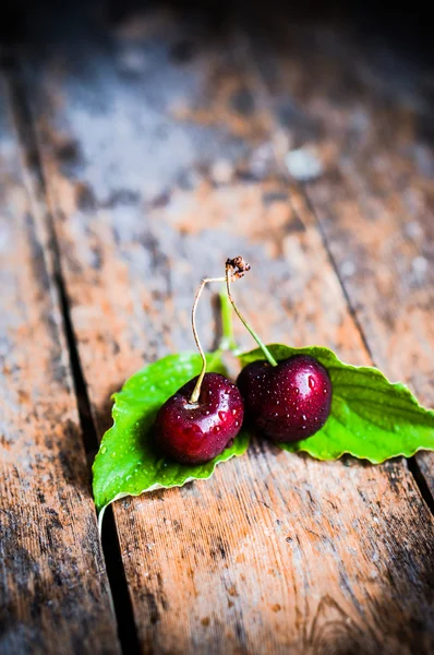 Cherries on rustic wooden background — Stock Photo, Image