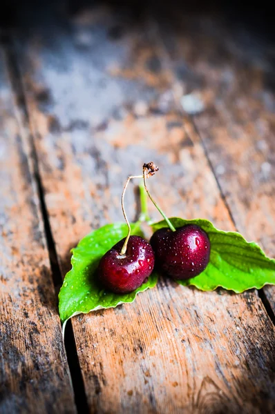 Cerises sur fond bois rustique — Photo