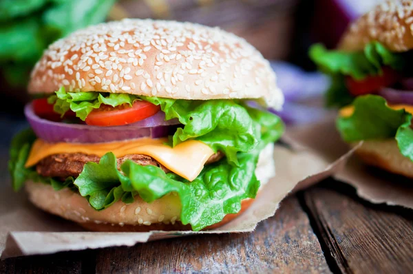 ahşap zemin üzerine ev yapımı hamburger closeup