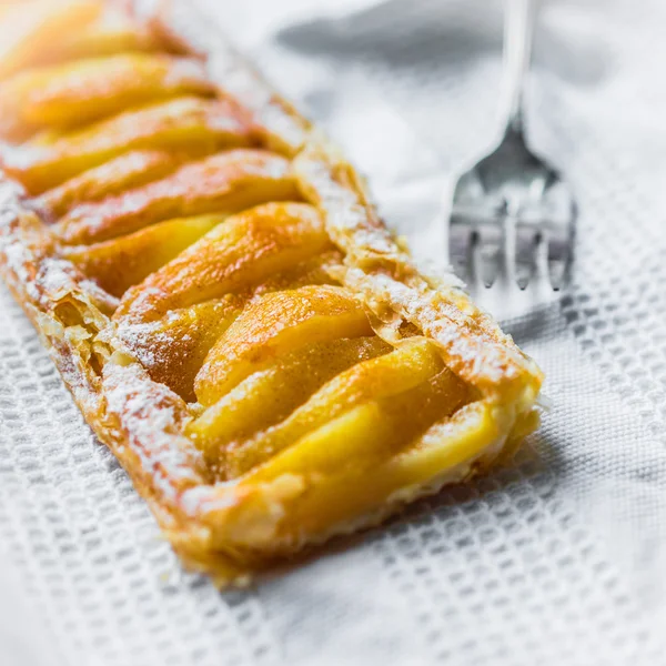 beyaz zemin üzerine elmalı tart