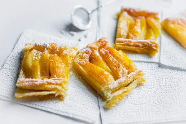 beyaz zemin üzerine elmalı tart