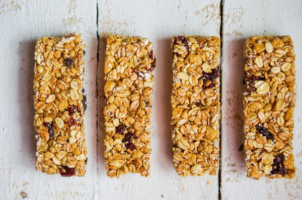 Granola barlar ahşap arka plan üzerinde