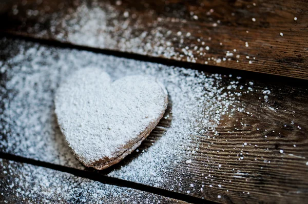 Hart koekjes met suiker poeder op rustieke houten achtergrond — Stockfoto