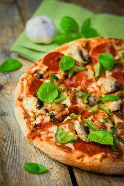 ev yapımı biberli pizza rustik ahşap zemin üzerine dilimlenmiş
