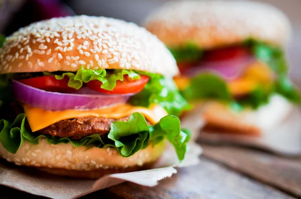 Close-up van huisgemaakte hamburgers op houten achtergrond — Stockfoto