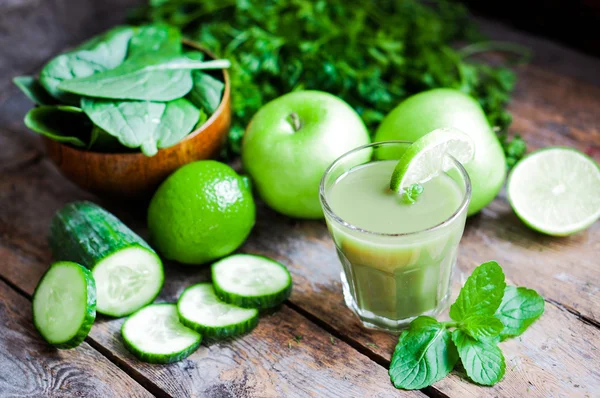 Batido verde con manzanas, perejil, espinacas, pepino, lima y min —  Fotos de Stock