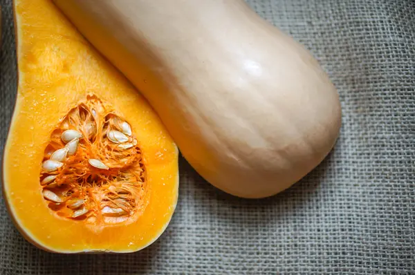 Calabaza de mantequilla sin cocer sobre fondo de madera — Foto de Stock