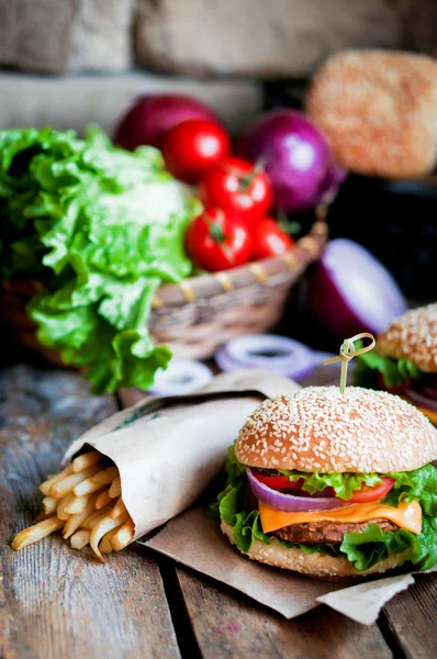 Close-up van huisgemaakte hamburgers op houten achtergrond — Stockfoto