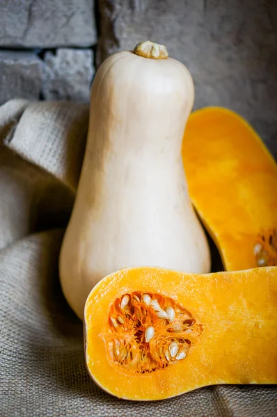 Calabaza de mantequilla sin cocer sobre fondo de madera — Foto de Stock