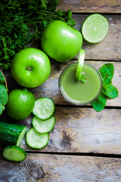 Smoothie verde com maçãs, salsa, espinafre, pepino, limão e min — Fotografia de Stock