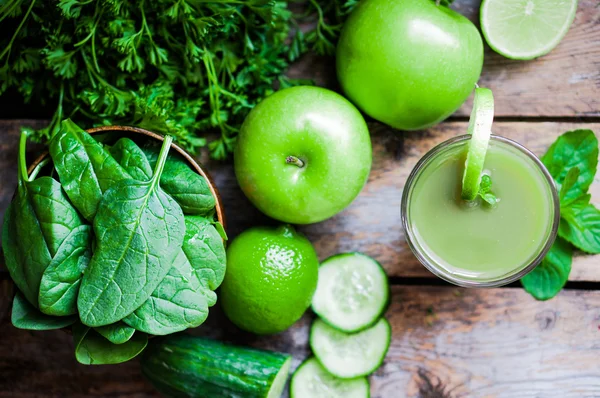 Batido verde con manzanas, perejil, espinacas, pepino, lima y min — Foto de Stock