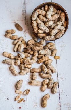 Beyaz ahşap zemin üzerine kavrulmuş fıstık