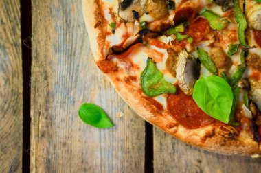 ev yapımı biberli pizza rustik ahşap zemin üzerine dilimlenmiş