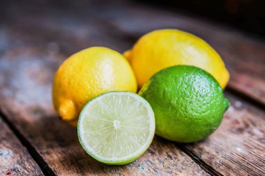 Limon ve limes rustik ahşap üzerine