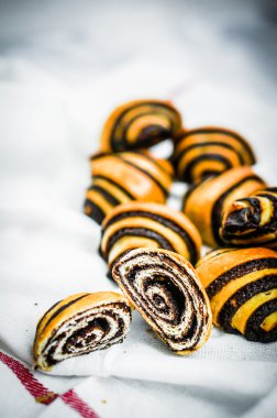 Haşhaş Tohumu Beyaz Arkaplanda Yuvarlanıyor