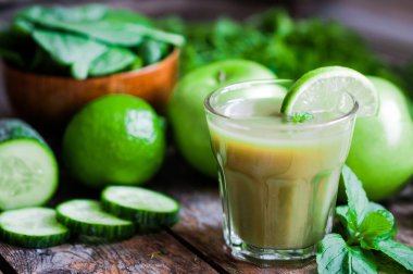 Elma, maydanoz, ıspanak, salatalık, kireç ve min yeşil smoothie