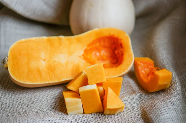 Calabaza de mantequilla sin cocer sobre fondo de madera — Foto de Stock