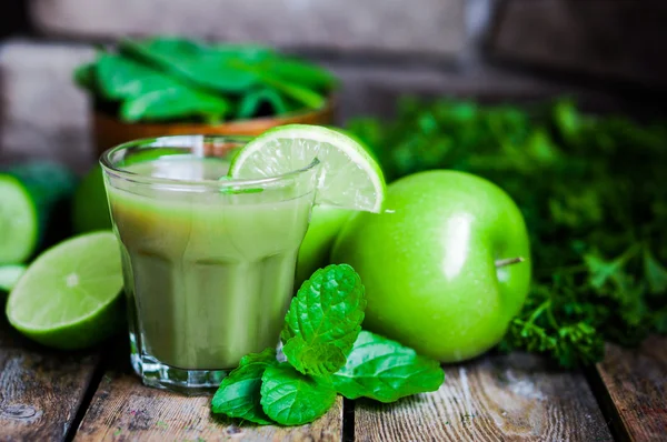 Batido verde con manzanas, perejil, espinacas, pepino, lima y min —  Fotos de Stock