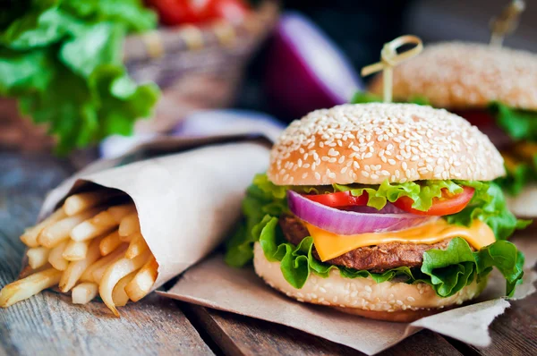 Close-up van huisgemaakte hamburgers op houten achtergrond — Stockfoto