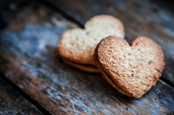 Rustik ahşap arka plan üzerinde kalp kurabiye