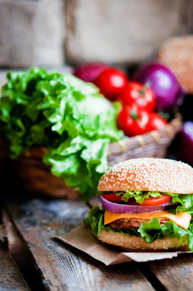 Close-up van huisgemaakte hamburgers op houten achtergrond — Stockfoto