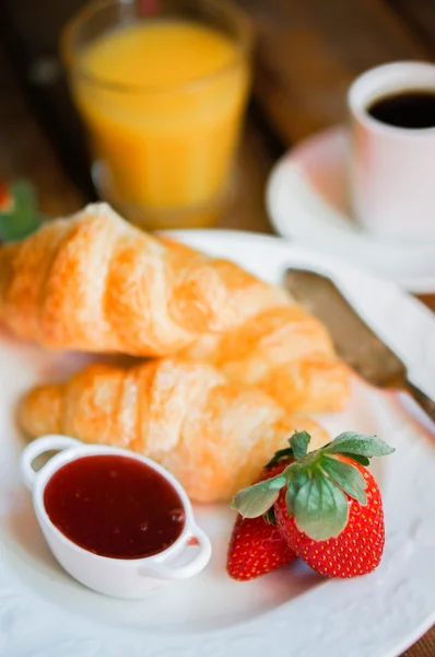 Petit déjeuner savoureux : café avec croissants, jus d'orange, fraises — Photo