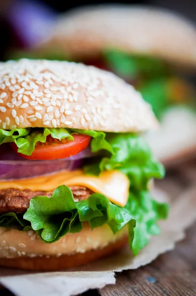 ahşap zemin üzerine ev yapımı hamburger closeup