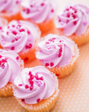 Pembe krema ve kalp sprinkles ile cupcakes