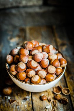 rustik ahşap zemin üzerine fındık