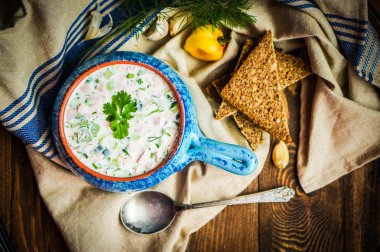 rustik zemin üzerine soğuk yaz çorbası