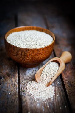 Rustik ahşap arka plan üzerinde beyaz Quinoa