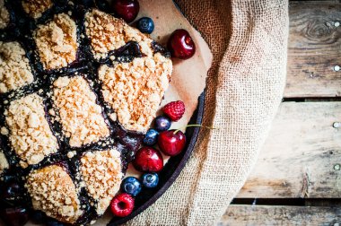 rustik zemin üzerine ev yapımı berry kek