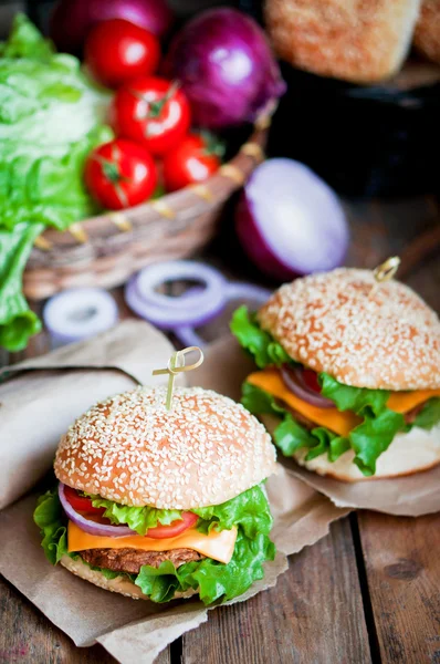 Close-up van huisgemaakte hamburgers op houten achtergrond — Stockfoto