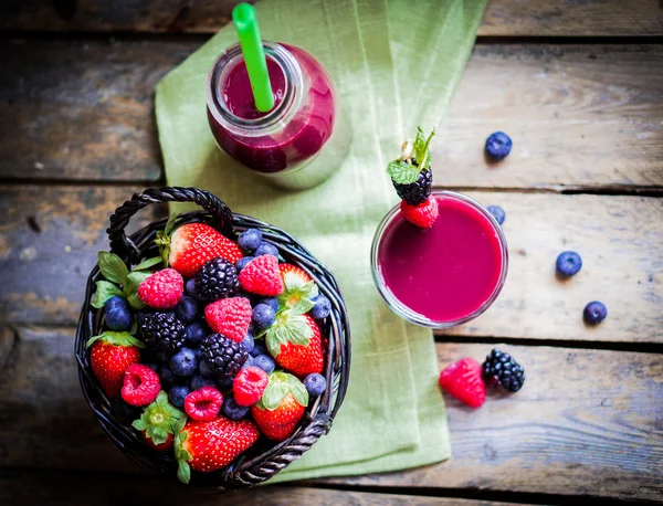 Berry smoothie rustik ahşap zemin üzerinde
