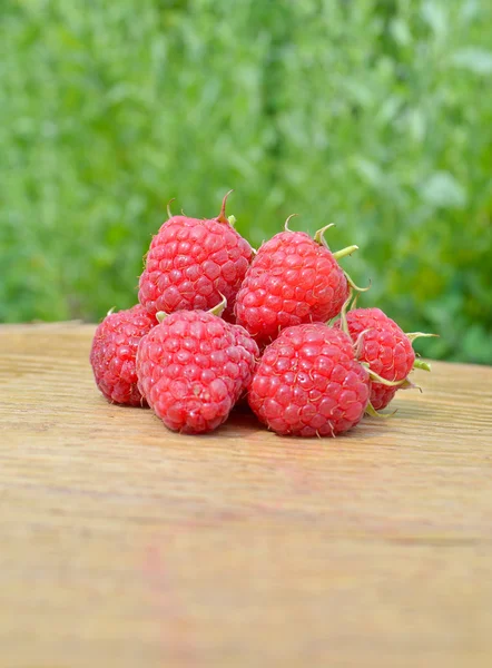 Raspberries on wood — Stock Photo, Image