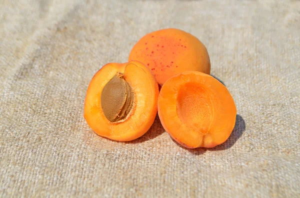 Healthy organic apricots — Stock Photo, Image